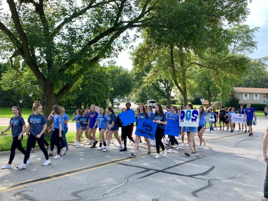 Fall sports teams march in the parade, including the girls volleyball team.