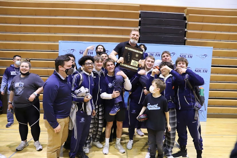 The wrestlers advancing to sectionals are Miguel Castaneda, Donnie Fields, Connor Kelly, Matty Lapacek, Jimmy Nugent, Mack Piehl, Noah Rapinchuk, RJ Samuels, Will Schuessler, Lamont Sims, Luke Swan and Drew Woolsey. 