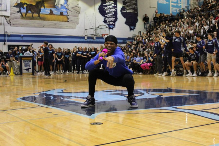 Incoming senior Tekavin Russel sings for the DGS student body during the April 2022 pep assembly. 
