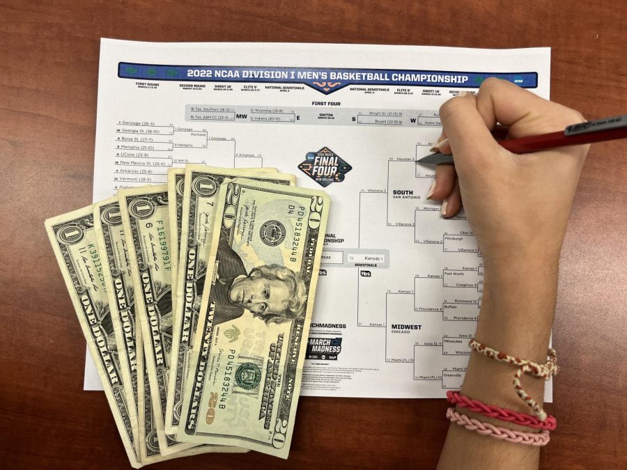 Students+bet+money+on+March+Madness+tournament+games.