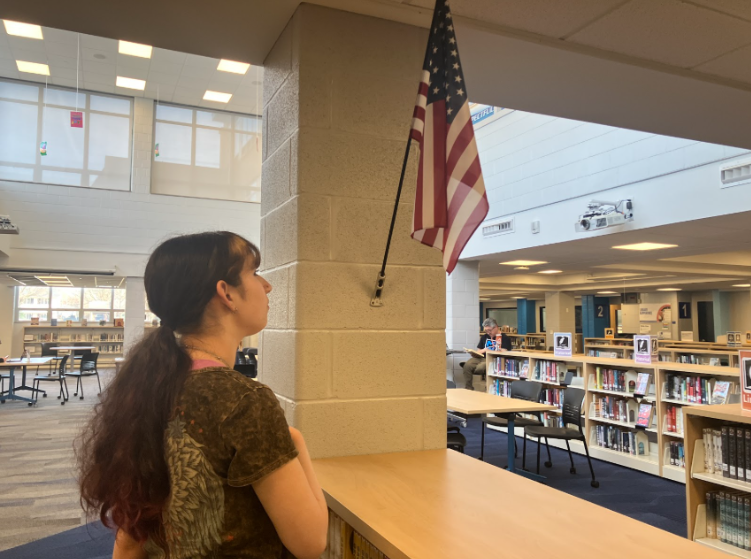 Students begin their day by saying the pledge.

Die Schüler beginnen ihren Tag bei dem Treueschwur sprechen.