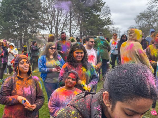 People walk throughout the festival, covered head to toe in colored Holi powder.
Logon ki khushi rangon ke saath milte hi sabke jeevan mein nayi aasha aur nayi umeed bharti hui. Chalte chalte rangon ke sath khelne mein, ko apne doston ko aur anjaan logon ko lagane me ek naya utsah aur vishwas banata hai.

